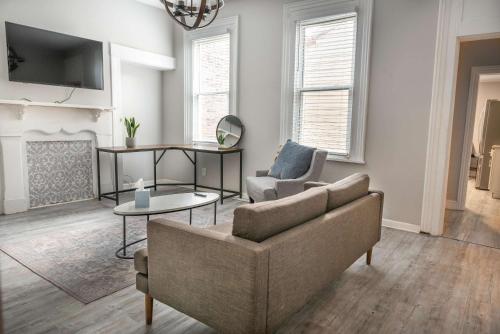 Beautiful 3-Bed Home w Parking Near AGH