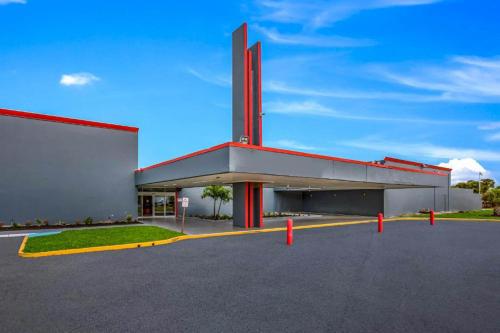 Econo Lodge - image 10