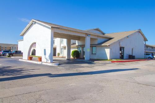 Studio Inn Extended Stay Oklahoma City Airport by OYO in Oklahoma City, USA