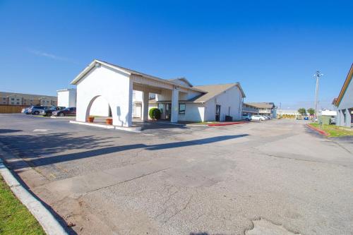 Studio Inn Extended Stay Oklahoma City Airport by OYO in Oklahoma City, USA