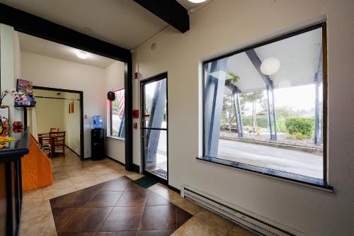 Coastal Inn by OYO Lincoln City - Oregon Coast Hwy - 로비