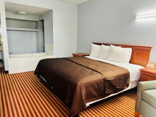 Value Stays by I-64 in 溫徹斯特