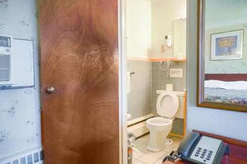 Bay Motel - image 19