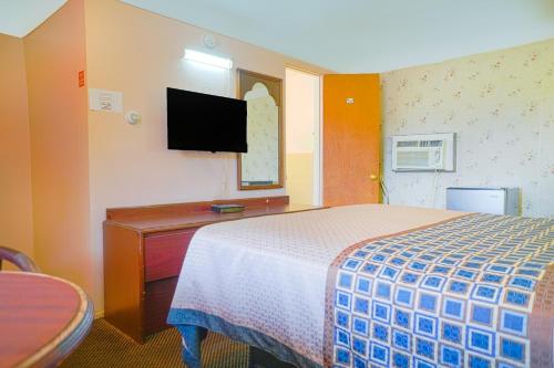Bay Motel - image 32