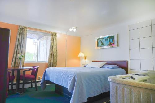 Bay Motel - image 20