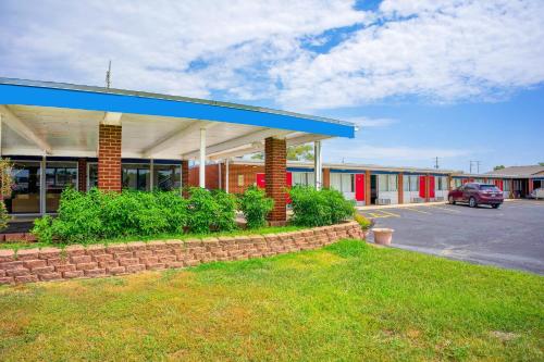 Lamplighter Inn By OYO Independence in Independence, USA