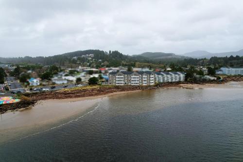 Siletz Bay Beachfront Hotel by OYO Lincoln City - image 13