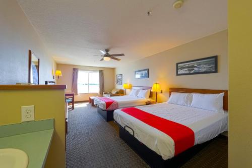 Siletz Bay Beachfront Hotel by OYO Lincoln City - image 6
