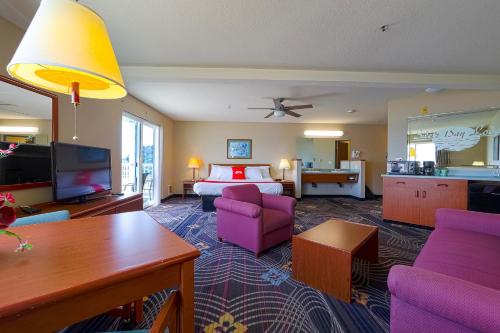 Siletz Bay Beachfront Hotel by OYO Lincoln City - image 2