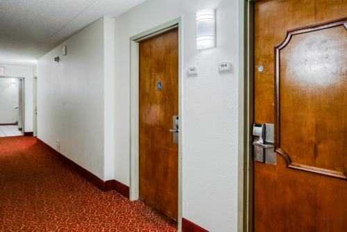 OYO Hotel Burlington South in Burlington, USA