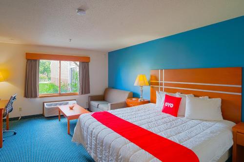 1 king bed, 1 futon bed