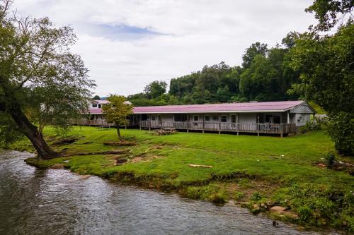 Lloyd's On The River Country Inn By Oyo - 정원