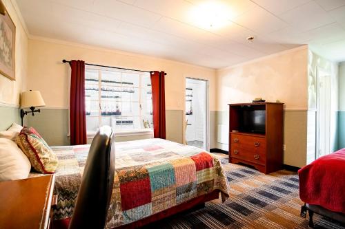 1 queen bed, 1 twin bed