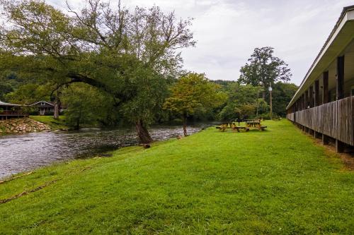 Lloyd's On The River Country Inn By Oyo - 정원