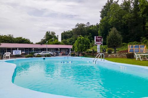 Lloyd's On The River Country Inn By Oyo - 수영장