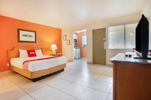 King Room room in OYO Waterfront Hotel- Cape Coral Fort Myers FL