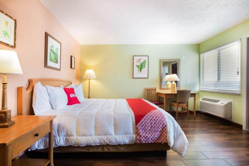 Premium King Bed room in OYO Waterfront Hotel- Cape Coral Fort Myers FL