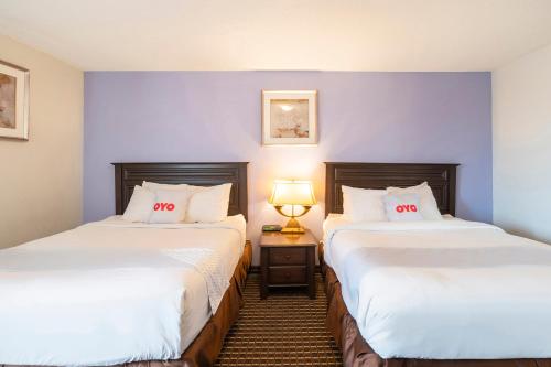 2 Queen Beds Non-Smoking room in OYO Townhouse Houston Airport North
