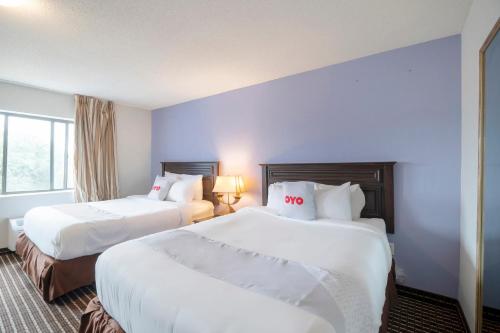 2 Queen Beds Suite Non-Smoking room in OYO Townhouse Houston Airport North