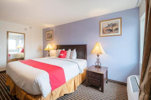 King Bed Non-Smoking room in OYO Townhouse Houston Airport North