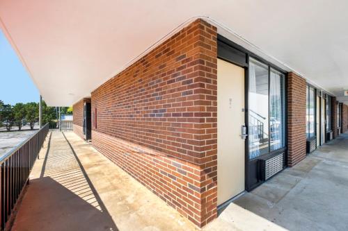 OYO Hotel Cleveland TN - image 14
