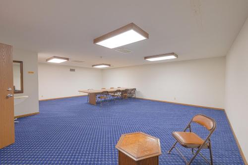 Harlan Inn and Suites - image 21