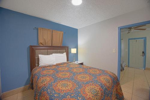 Aladdin Motel - image 14