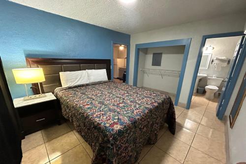 Aladdin Motel - image 8