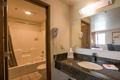 OYO Woodland Hotel and Suites - image 11