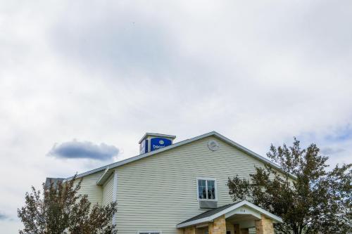 Evansville Inn & Suites by OYO in Evansville, USA