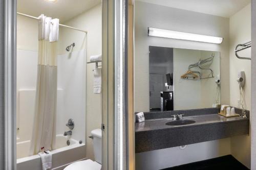 OYO Inn & Suites Medical Center San Antonio - image 10