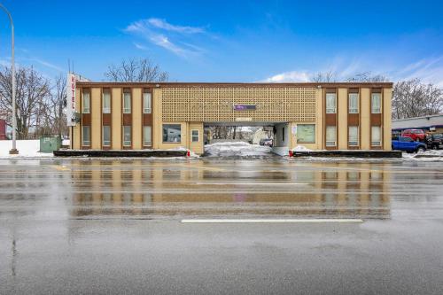 Inngang, OYO Hotel Downtown Peoria I-74 near General Wayne A. Downing–Peoria internasjonale lufthavn