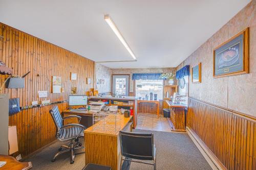 Love Hotels Tomahawk by OYO at Lake Mohawksin WI in Tomahawk, USA