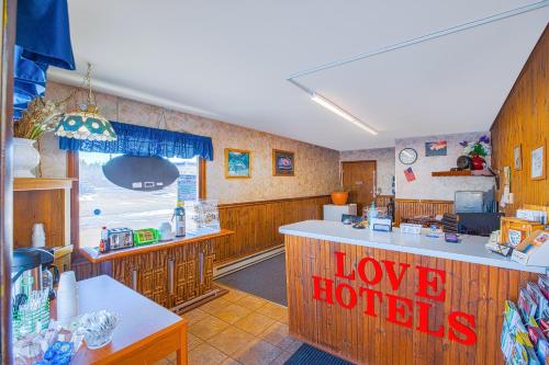 Love Hotels Tomahawk by OYO at Lake Mohawksin WI in Tomahawk, USA