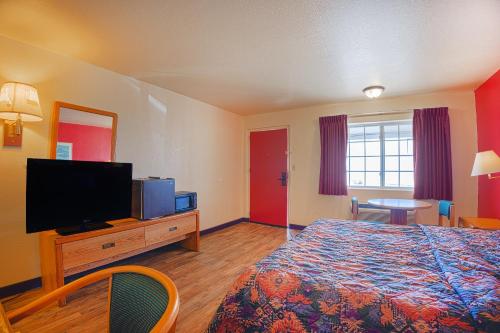 Holiday Motel - image 11
