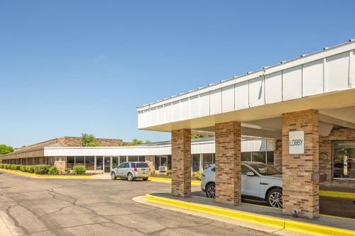 OYO Hotel Mona Lake Muskegon - image 7