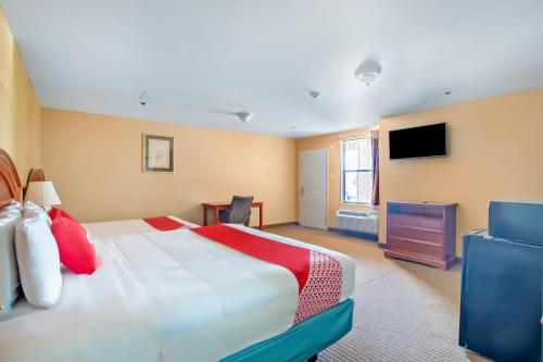 Rodeway Inn - Tap to explore photos