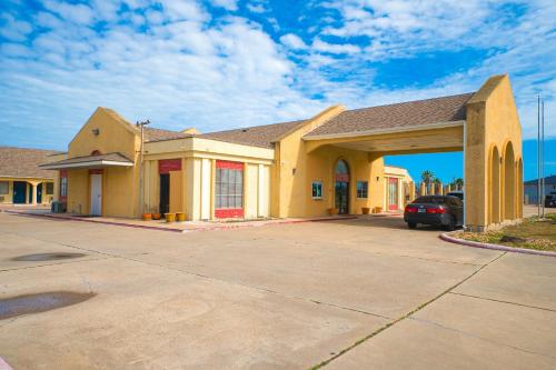 Aransas Bay Inn & Suites Corpus Christi by OYO in Aransas Pass, USA
