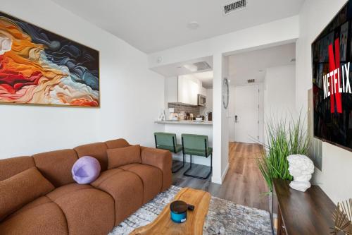 Hollywood 1bdr apt with Pool, Free Parking, Gym, Los Angeles