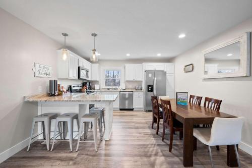 Fishing & Skate Park, 10 mins to Ark, Sleeps 14 in Dry Ridge (KY)