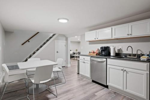 Fishing & Skate Park, 10 mins to Ark, Sleeps 14 in Dry Ridge (KY)