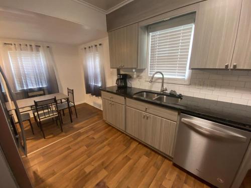 Serenity on over an acre easy access to 311 and HPU in High Point