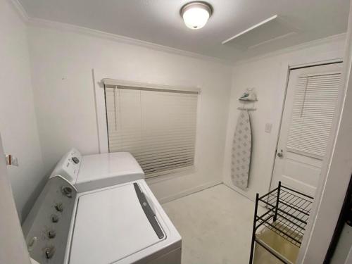 Serenity on over an acre easy access to 311 and HPU in High Point