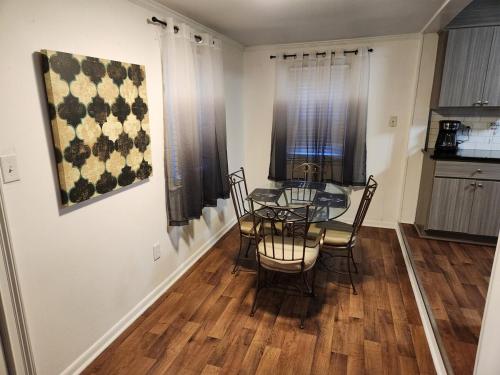 Serenity on over an acre easy access to 311 and HPU in High Point