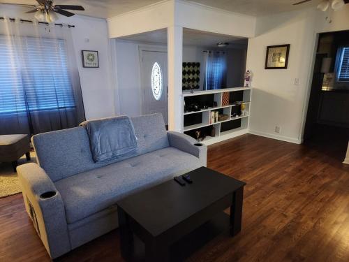 Serenity on over an acre easy access to 311 and HPU in High Point