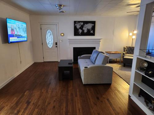 Serenity on over an acre easy access to 311 and HPU in High Point