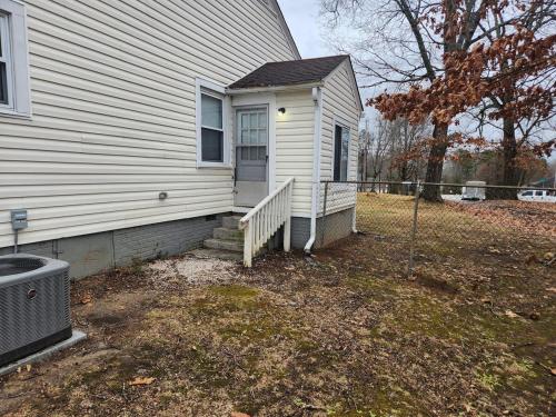 Serenity on over an acre easy access to 311 and HPU in High Point