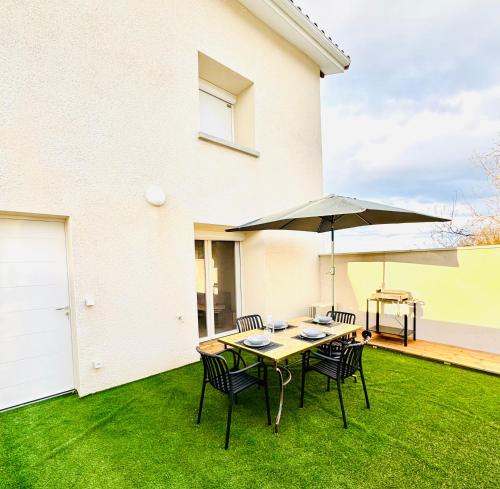 Létesítmények, Le Cèdre Enchanté - Maison avec 2 chambres pour 6 personnes climatisée, avec terrasse et BBQ (Le Cedre Enchante - Maison avec 2 chambres pour 6 personnes climatisee, avec terrasse et BBQ) in Chanas