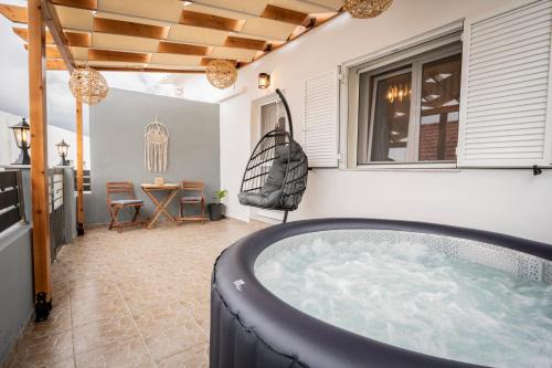 Luxury Getaway with Jacuzzi - Platanos House Salakos, Sálakos