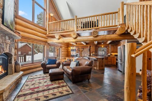 Blue River Escape with Private Studio & Hot Tub